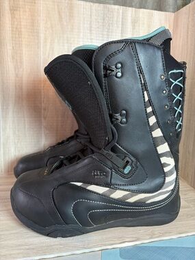 RIDE AURORA WOMEN’S SNOWBOARD BOOTS BLACK ZEBRA – SIZE: 8
